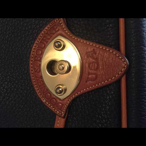 Vintage Dooney and Bourke weather crossbody bag - Picture 8 of 8